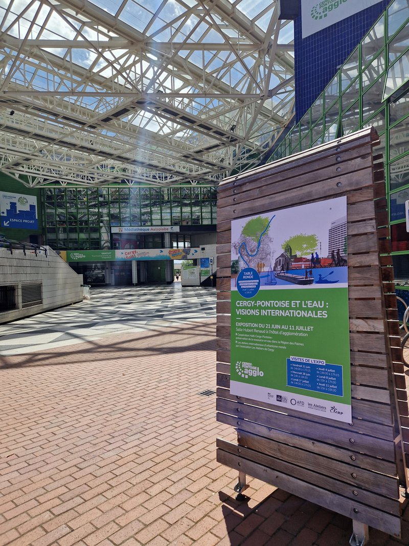 Affiche de l'exposition sur le parvis de Cergy Préfecture