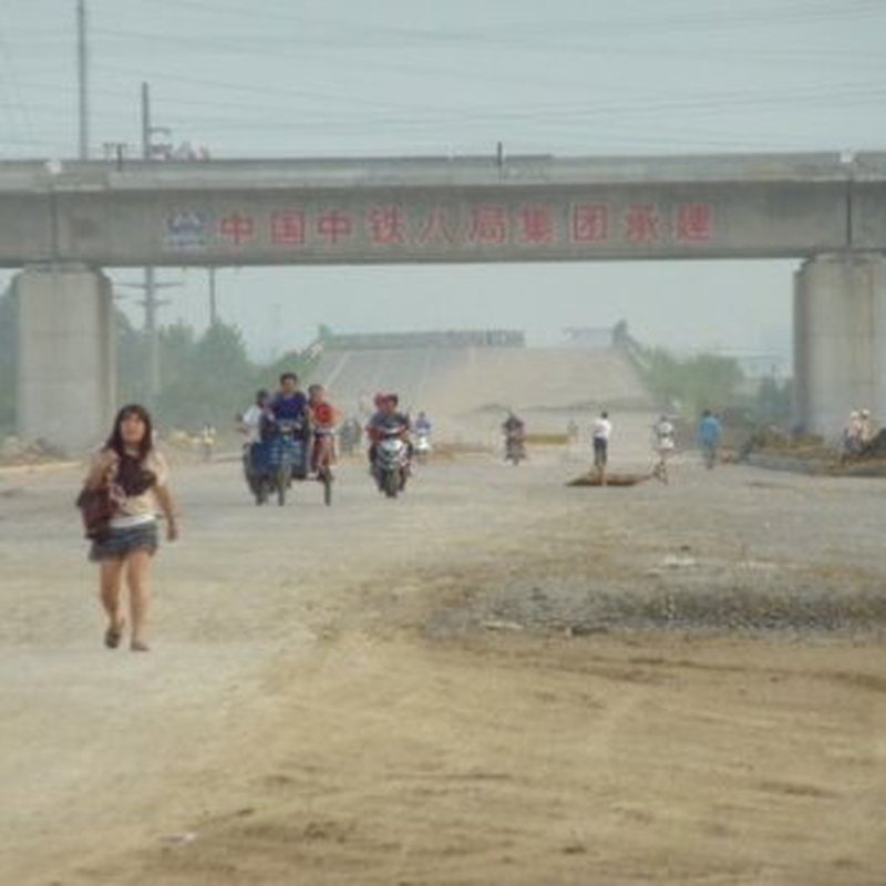 Autoroute en construction sous le viaduc de  la nouvelle ligne TGV Pékin-Shanghai