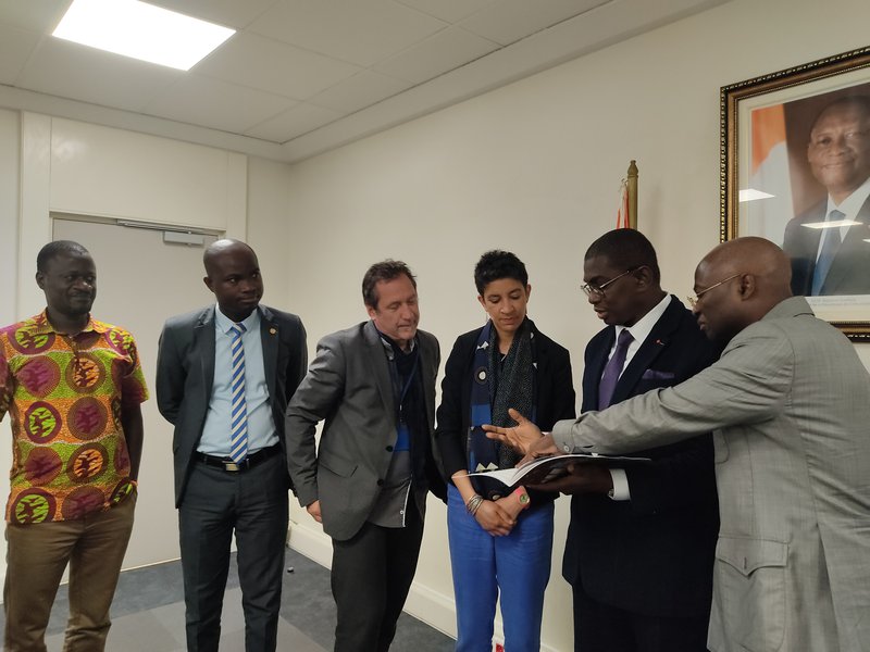 Remise de la synthèse de l'atelier de San Pedro à M. le Ministre-Maire de San Pedro au bureau du Ministre a Abidjan