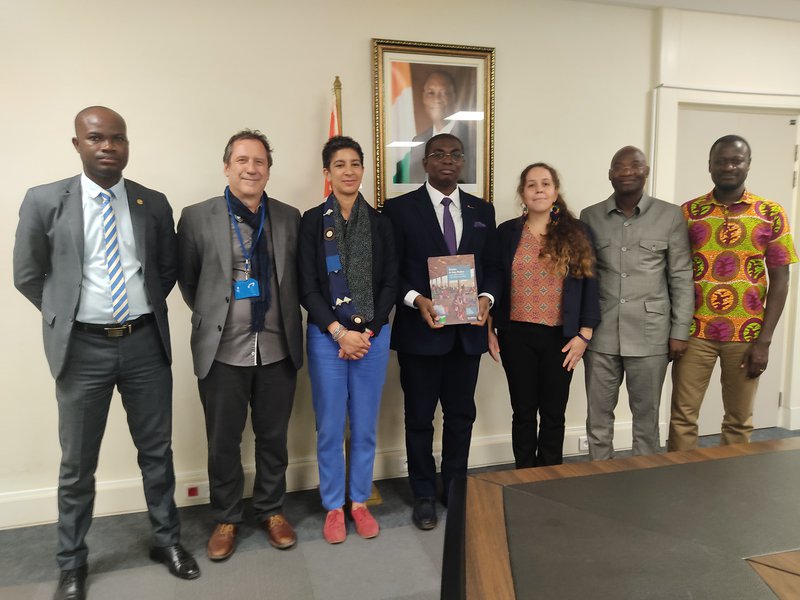 Remise de la synthèse de l'atelier de San Pedro à M. le Ministre-Maire de San Pedro au bureau du Ministre a Abidjan