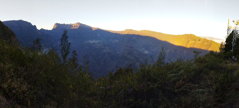 Vue sur le cirque de Cilaos depuis les Makes / View of the Cilaos circus from the Makes